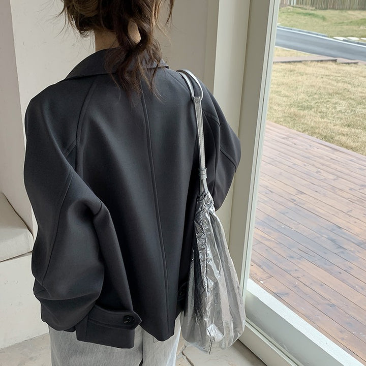 Damen Oversize Kurzjacke mit überschnittenen Schultern und großer Knopfleiste Echoarchiv