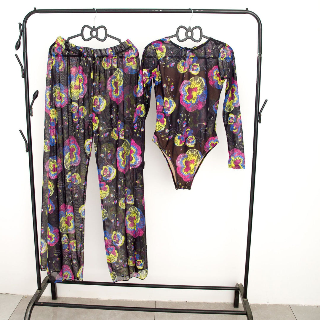 Damen modisches Badeoutfit mit langärmeligen Oberteil und lässigen Pants Echo Archiv