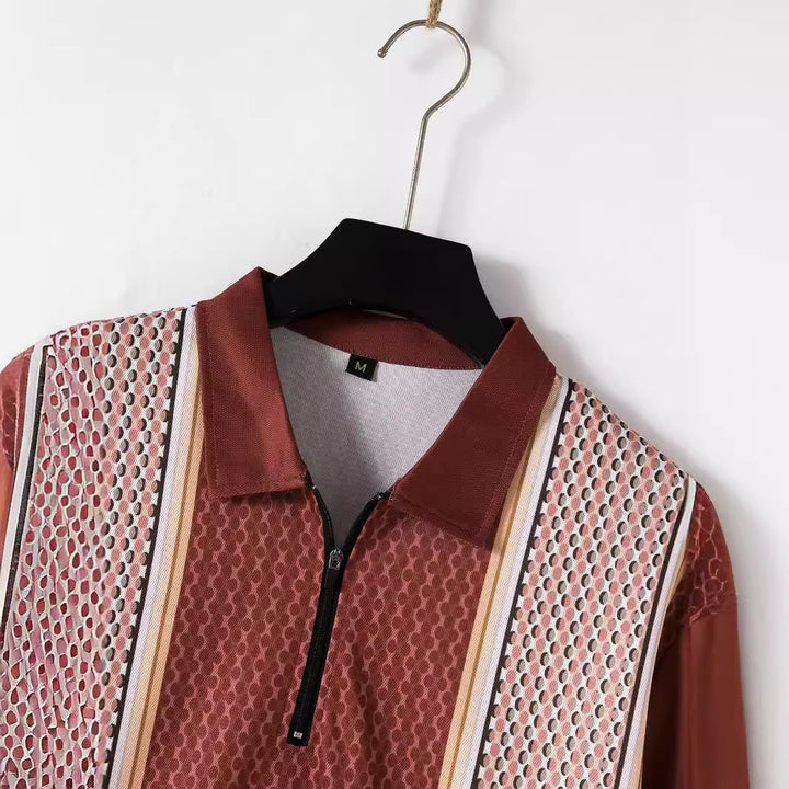 Herren modisches Kurzarmoutfit mit hohem Kragen und praktischen Taschen Echoarchiv