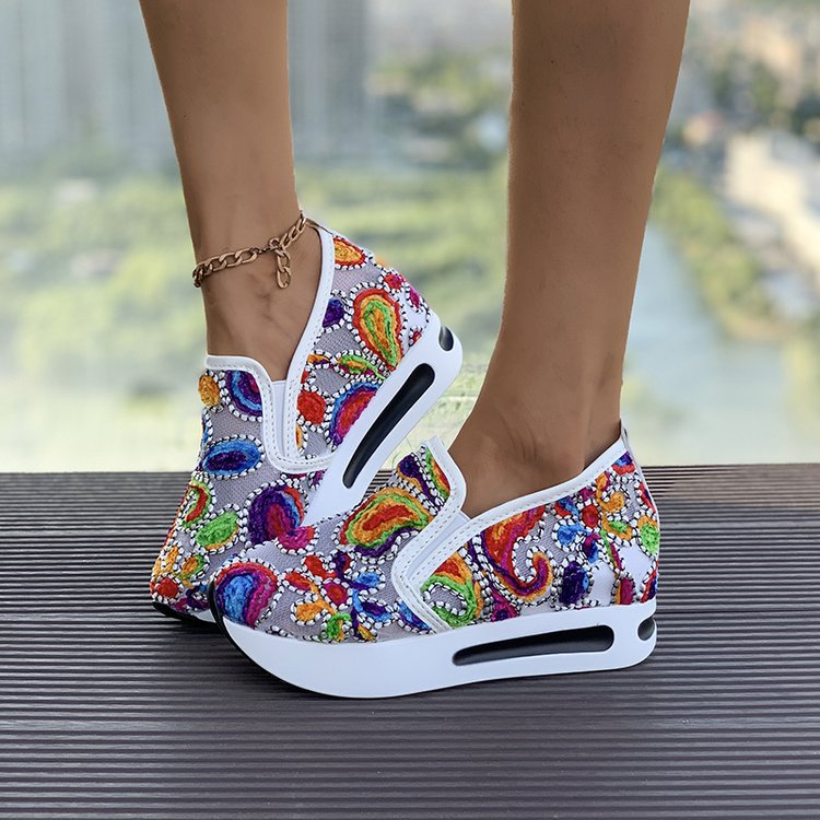 Damen Slip-On Keil-Sneaker mit besticktem Canvas-Obermaterial und luftgepolsterter Plateau-Sohle Echo Archiv