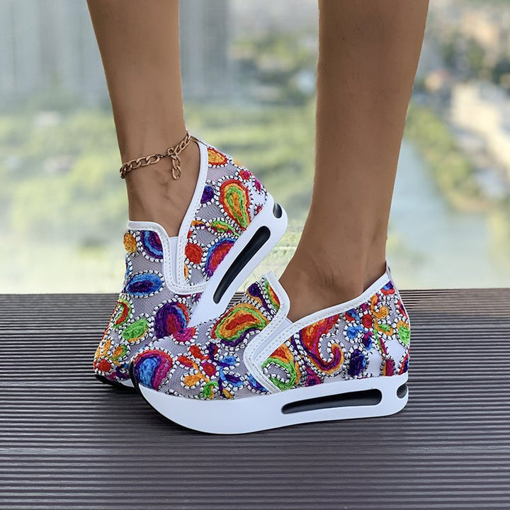Damen Slip-On Keil-Sneaker mit besticktem Canvas-Obermaterial und luftgepolsterter Plateau-Sohle Echo Archiv