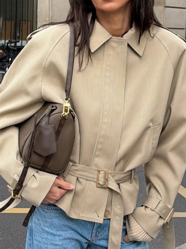 Damen Taillierte Kurz-Trenchjacke mit Bindegürtel, Raglanärmeln und verdeckter Knopfleiste Echoarchiv