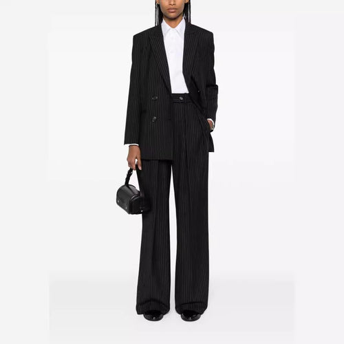 Damen Zweiteiliger Nadelstreifen-Anzug mit oversized Doppelreiher und weiten Bundfaltenhosen Echoarchiv