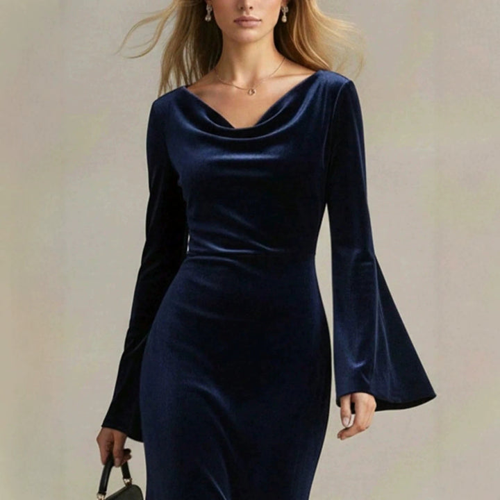 Damen Samt-Abendkleid mit Wasserfall-Ausschnitt, taillierter Silhouette und ausgestellten Trompetenärmeln Echoarchiv