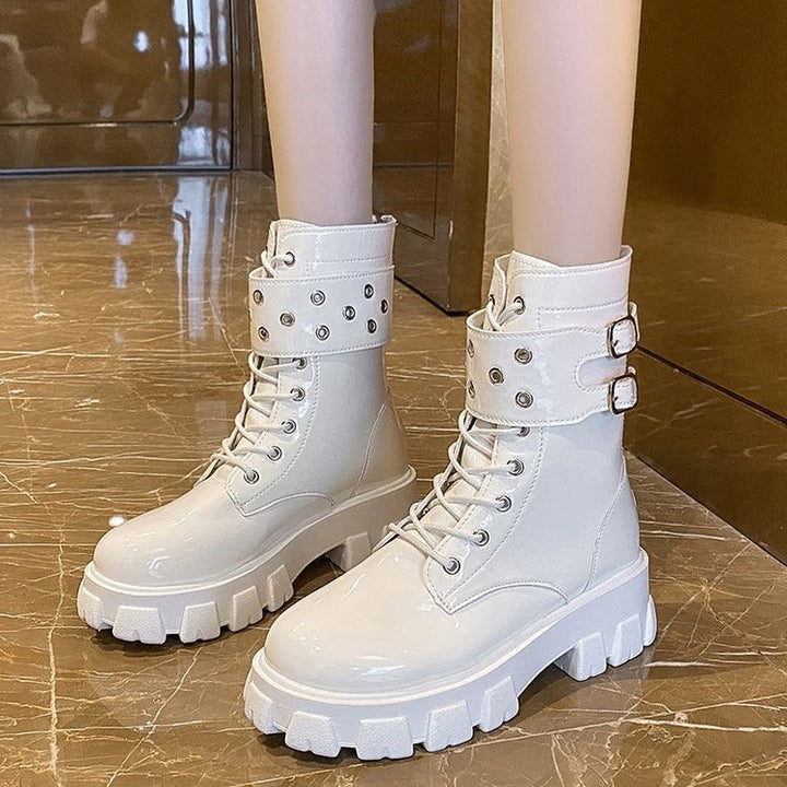 Damen nan glänzende Lack-Combat-Boots mit klobiger Traktorsohle, Doppelriemen und metallischen Ösen Echo Archiv
