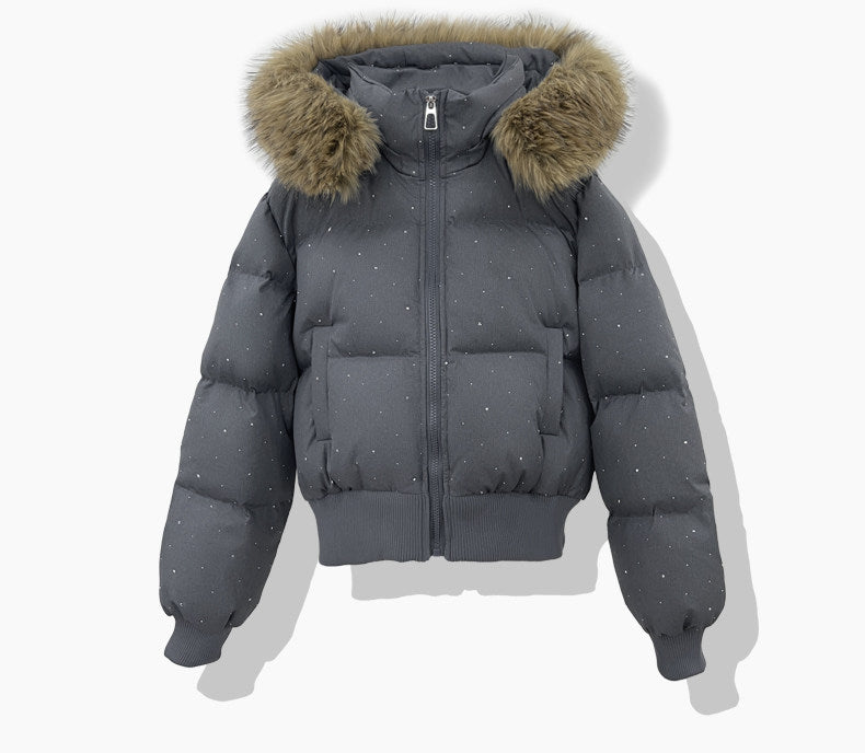 Damen kurzer gesteppter Pufferblouson mit feinem Strassbesatz, abnehmbarer Webpelzkapuze und elastischem Saum – Avérine