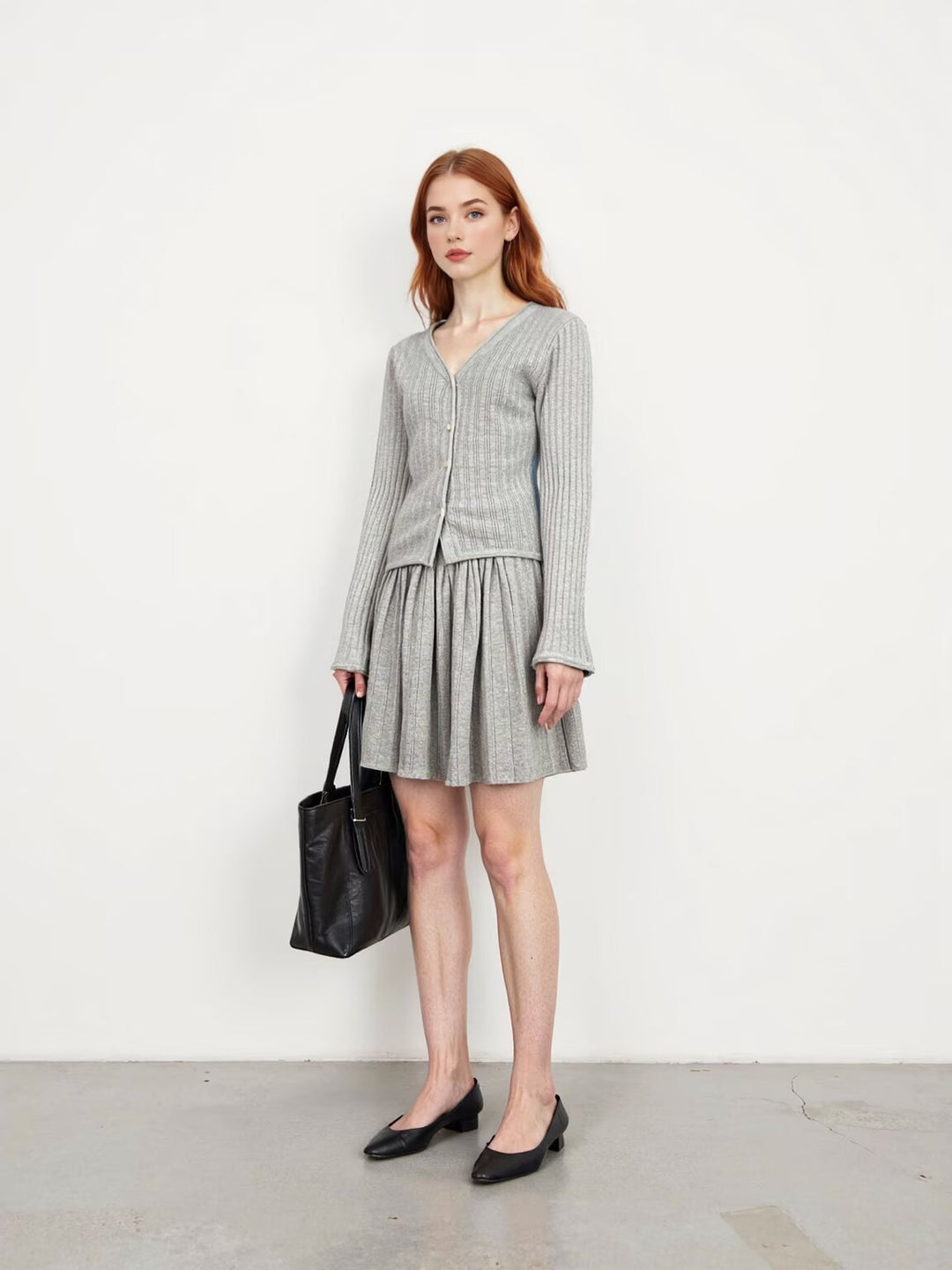 Damen Feinstrick-Cardigan mit V-Ausschnitt und plissiertem Minirock-Set Echoarchiv