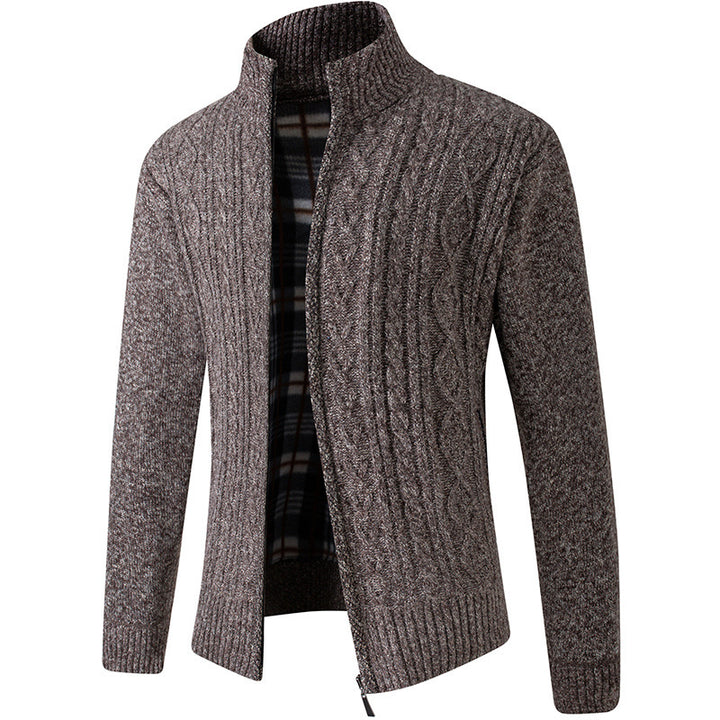 Herren Strickjacke mit hohem Kragen und modernen Zopfmuster Echoarchiv