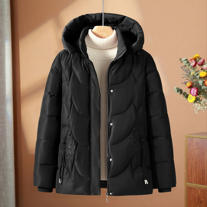 Damen gesteppte Thermo-Outdoorjacke mit ergonomischer Kapuze und floraler Taschenstickerei – Avérine