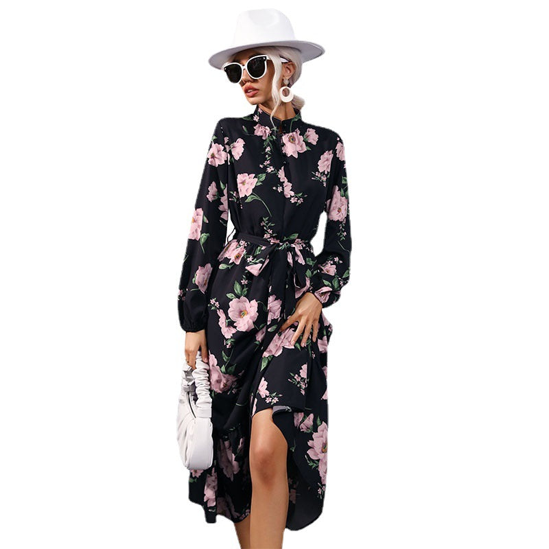Damen Maxikleid mit Stehkragen, Blumenprint, Taillengürtel und Volantstufe Echoarchiv