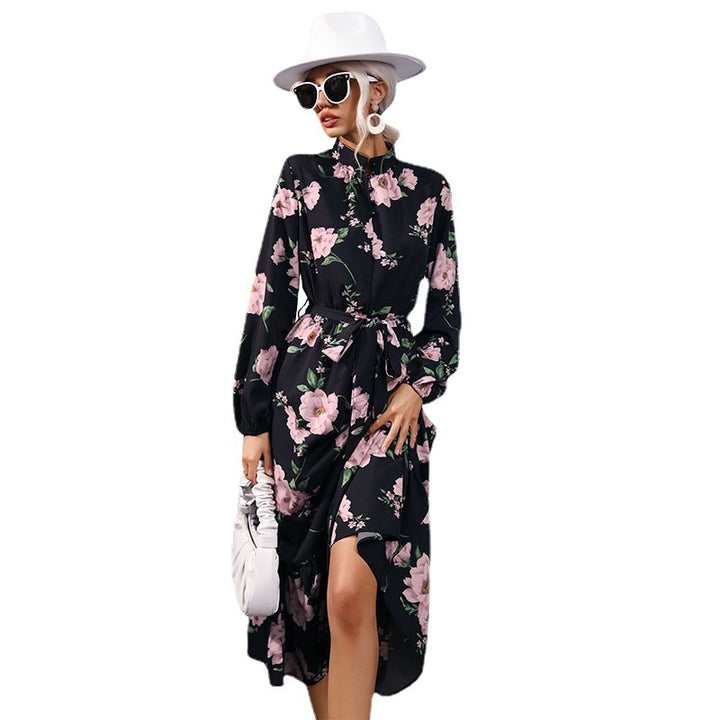Damen Maxikleid mit Stehkragen, Blumenprint, Taillengürtel und Volantstufe Echoarchiv