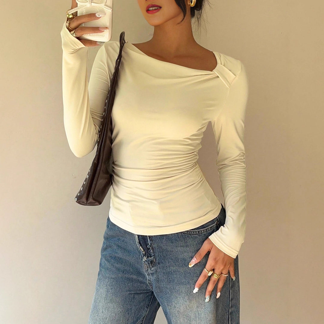 Damen Enganliegendes Langarmshirt mit asymmetrischem Carmenausschnitt und Seitlicher Raffung – Avérine