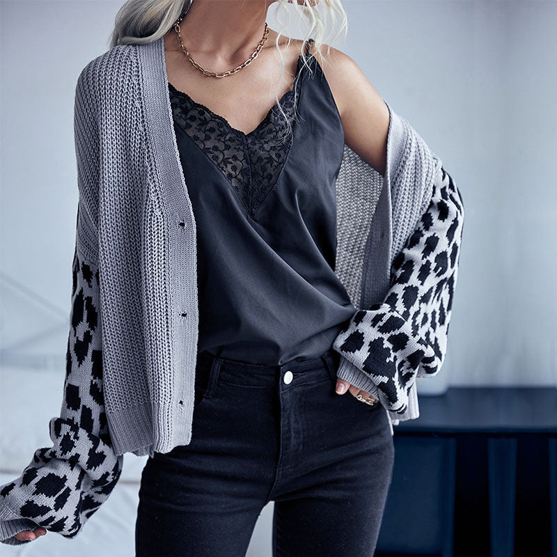 Damen Stilvolle Strickjacke mit Leopardenärmel Echo Archiv