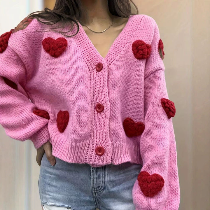 Damen Kurzgeschnittener V-Ausschnitt-Cardigan mit geprägten Herz-Applikationen und Schmuckknöpfen – Veloura