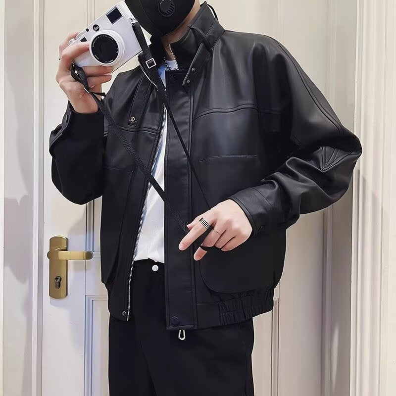 Herren Biker-inspirierte Kunstleder-Bomberjacke mit Stehkragen und elastischem Saum Echoarchiv