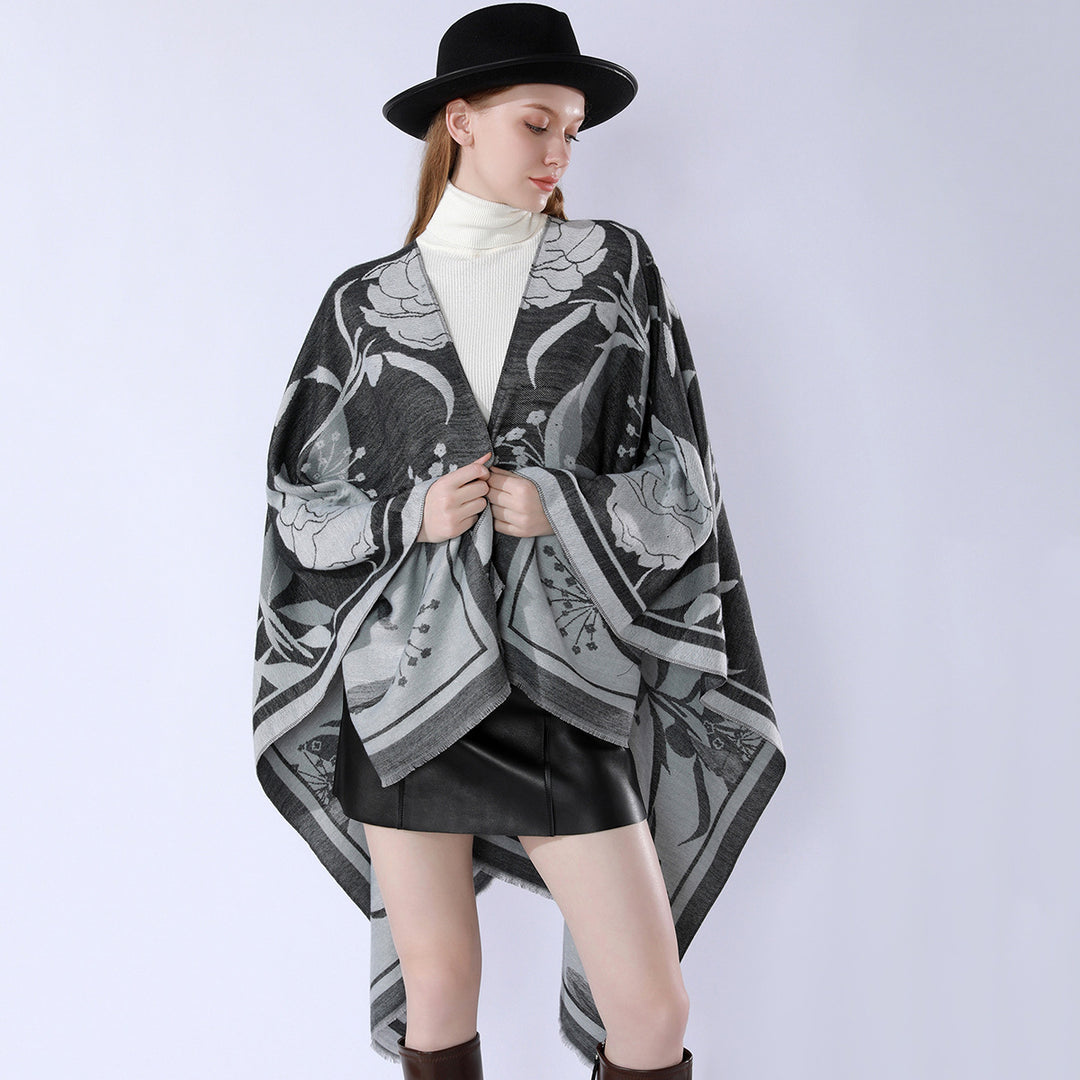 Damen Floraler Jacquard-Überwurf im kastigen Kimono-Fall mit feiner Fransenkante – Célinea
