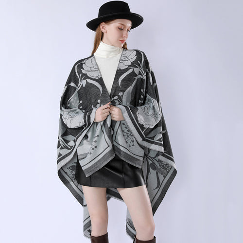 Damen Floraler Jacquard-Überwurf im kastigen Kimono-Fall mit feiner Fransenkante – Célinea