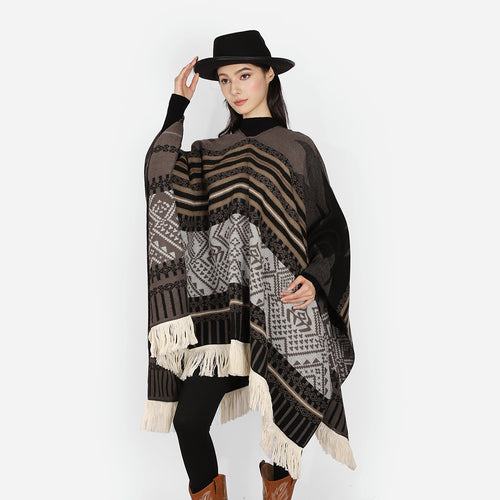 Damen Jacquard‑Ruana im Deckenstil mit V‑Ausschnitt, geometrischem Ethno‑Muster und Fransensaum – Avérine