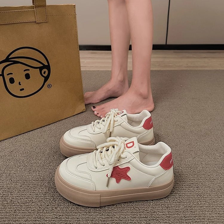 Damen Sportliche Sneakers mit verspielten Stern-Applikationen und bequemer Sohle Echo Archiv