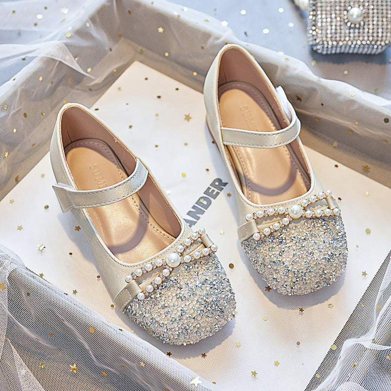 Mädchen Ballerinas mit Perlenschmuck und Glitzer Echo Archiv