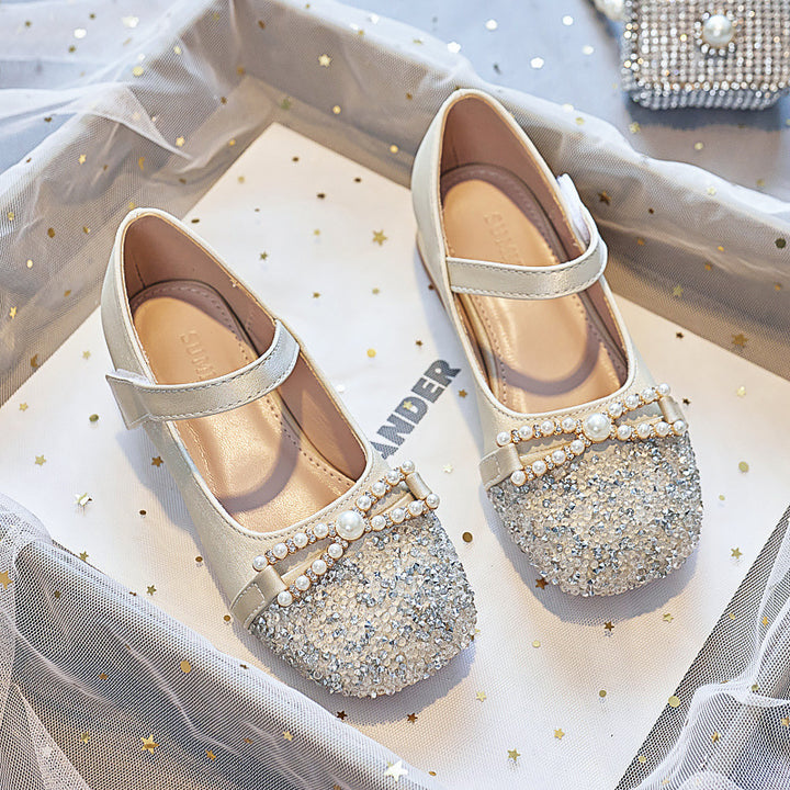 Mädchen Ballerinas mit Perlenschmuck und Glitzer Echo Archiv