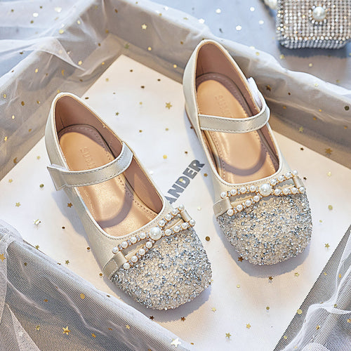 Mädchen Ballerinas mit Perlenschmuck und Glitzer Echo Archiv