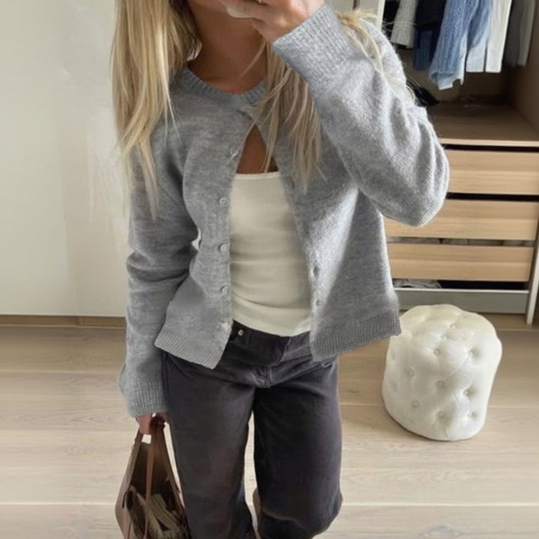 Damen kurzgeschnittene Kuschelstrick-Cardigan mit Rundhalsausschnitt und Perlmuttknöpfen – Veloura