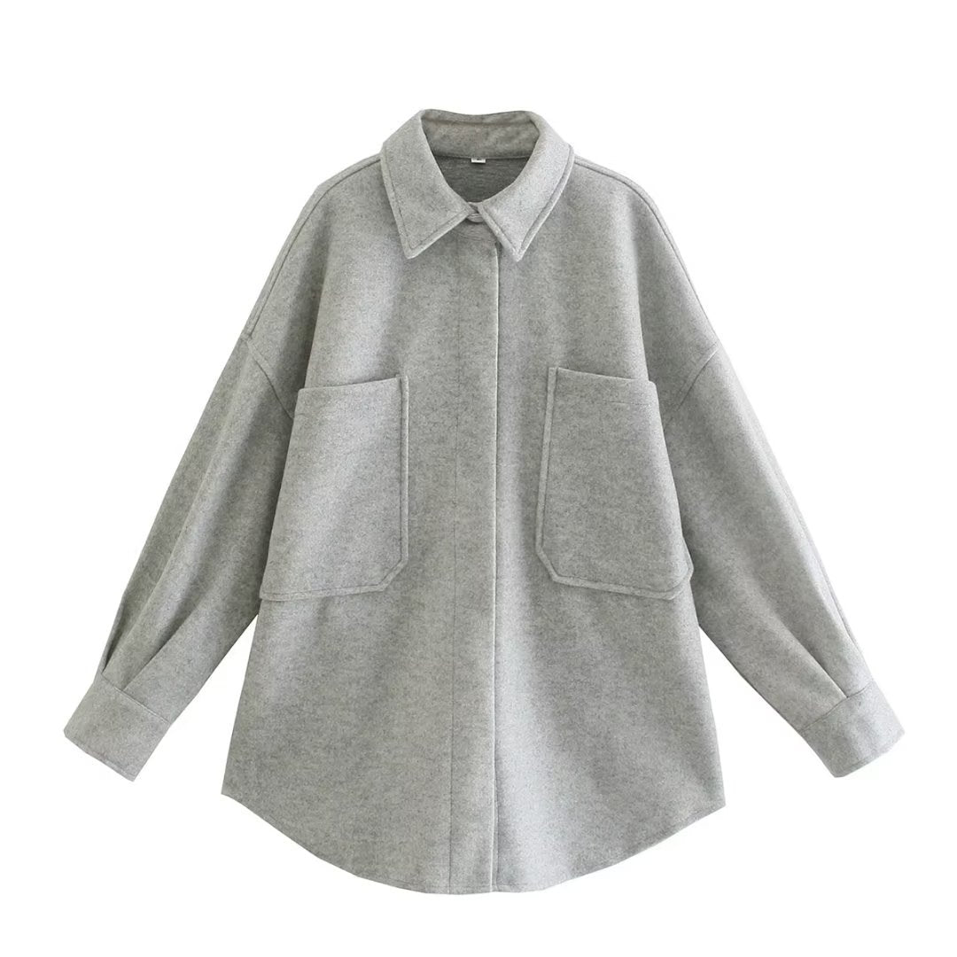 Damen kastige Hemdjacke im Oversize Cut mit großen aufgesetzten Taschen und abgerundetem Saum – Célinea