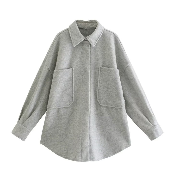 Damen kastige Hemdjacke im Oversize Cut mit großen aufgesetzten Taschen und abgerundetem Saum – Célinea