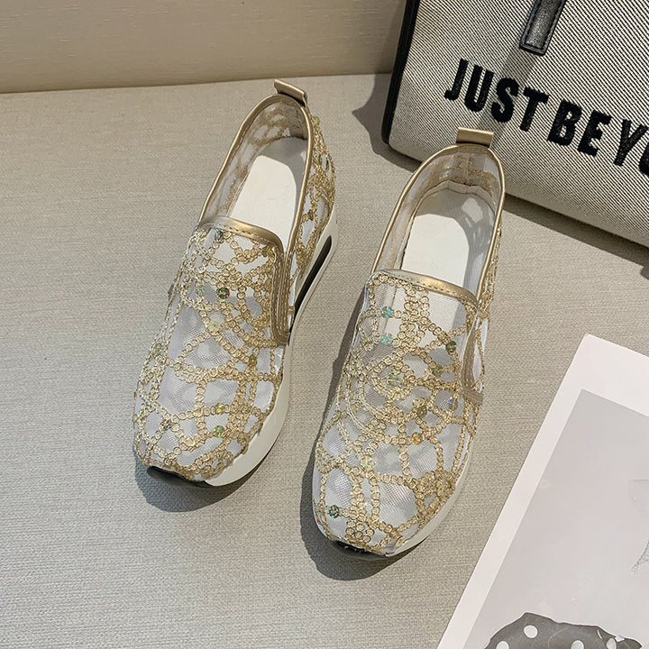 Damen Elegante Keil-Slipper mit transparentem Mesh, Paillettenstickerei und dämpfender Plateau-Sohle – Lioré