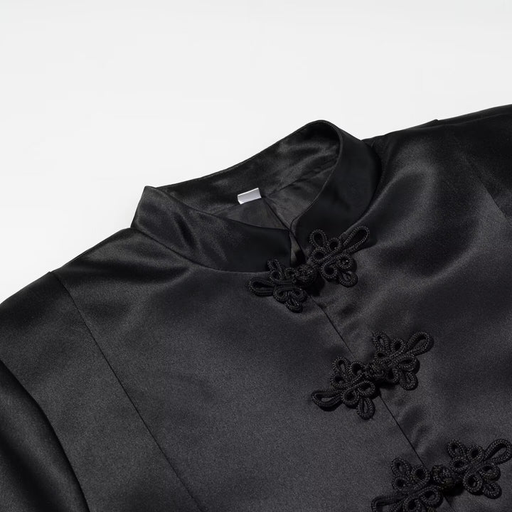 Damen Taillierter Satin-Blazer mit Mandarinkragen und dekorativen Froschverschlüssen Echo Archiv