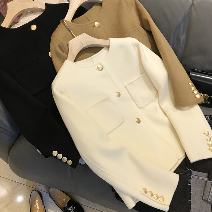 Damen Stilvolle Kurzjacke mit Knopfdetails Echoarchiv