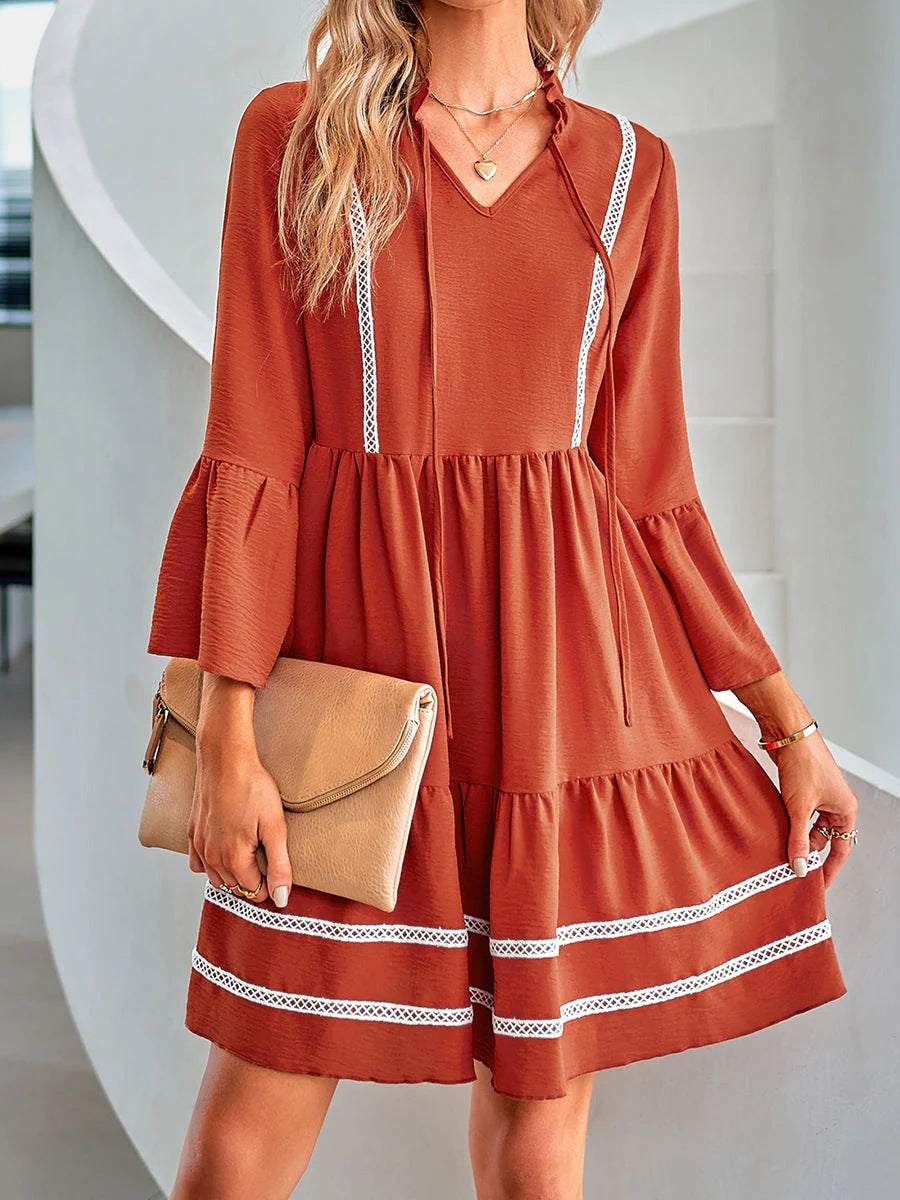Damen Stufiges Tunika-Kleid mit V-Ausschnitt, Kordelzug und Glockenärmeln – Lunéa