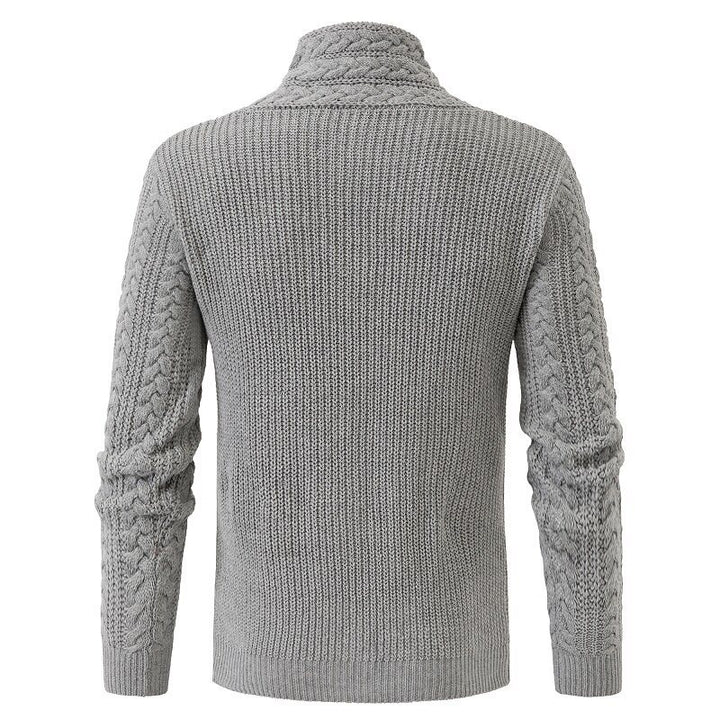 Herren nan Strickpullover mit Schalkragen, Zopfmuster und markanten Schnallenverschlüssen Echo Archiv