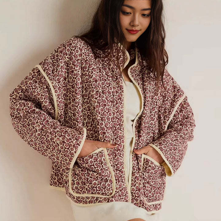 Damen nan gesteppte Stehkragenjacke mit floralem Längsprint, aufgesetzten Taschen und kontrastierender Paspel Echo Archiv