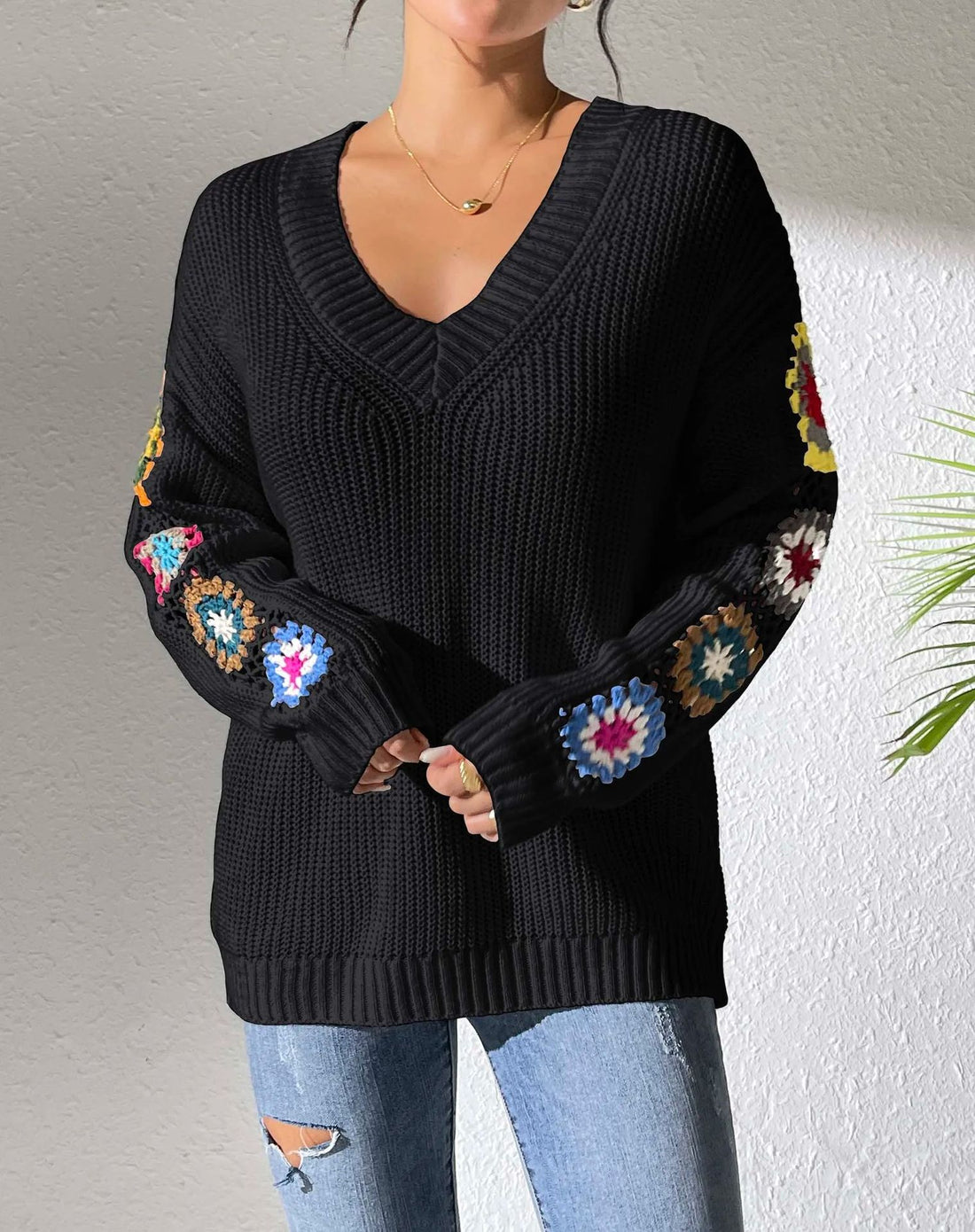 Damen Modischer Strickpullover mit V-Ausschnitt und bunten Stickereien – Mavelle
