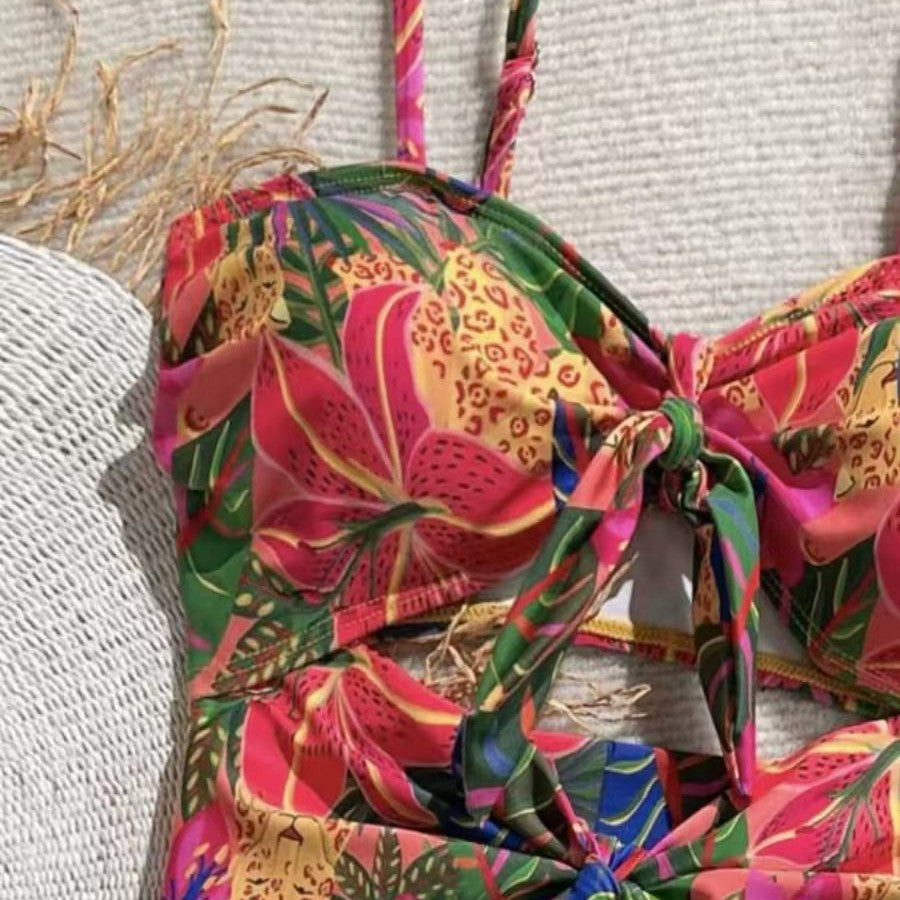Damen Einteiler Badeanzug mit dekorativem Knotendetail und verspieltem Floraldesign Echo Archiv