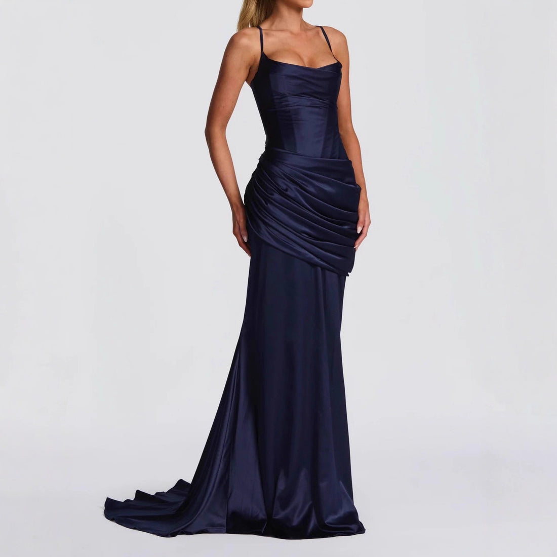 Damen elegantes Abendkleid mit raffinierten Drappierungen – Élara