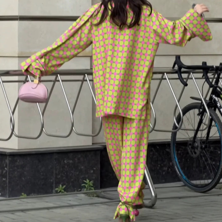 Damen Zweiteiliges Seidenoptik-Anzugset mit Oversize-Blazer, weitem Bundfaltenhose & passendem Schlauchschal Echoarchiv