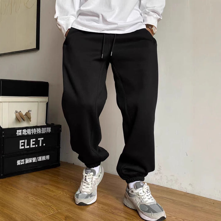 Herren tapered Jogginghose mit markanter Schrittnaht Kordelzug und elastischen Knöchelbündchen – Sorevano