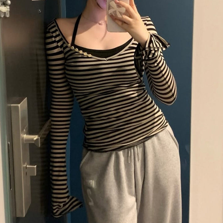 Damen nan gestreiftes Off-Shoulder-Langarmshirt mit diagonaler Zierknopfleiste und figurbetonter Silhouette Echo Archiv