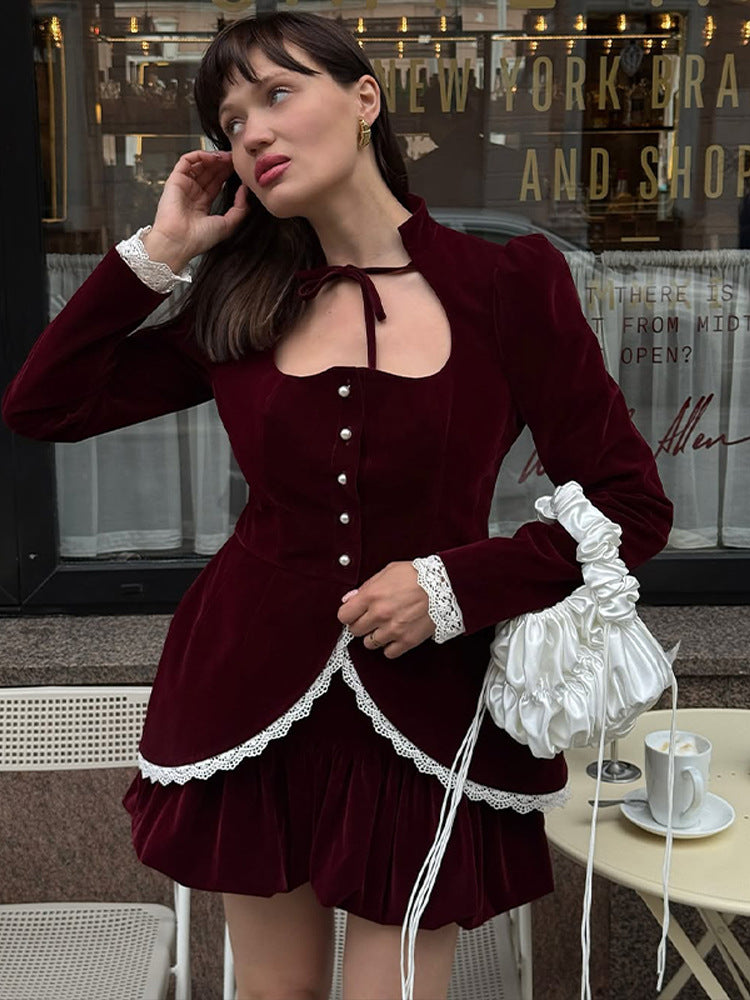 Damen tailliertes Samt‑Blazerkleid mit Herzausschnitt, Perlenknöpfen und Spitzenbesatz Echoarchiv