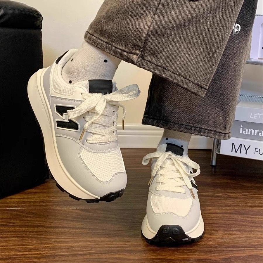 Damen Plateausneaker im Retro-Citystil mit skulpturierter Wedgesohle und atmungsaktiver Netzstruktur – Névara