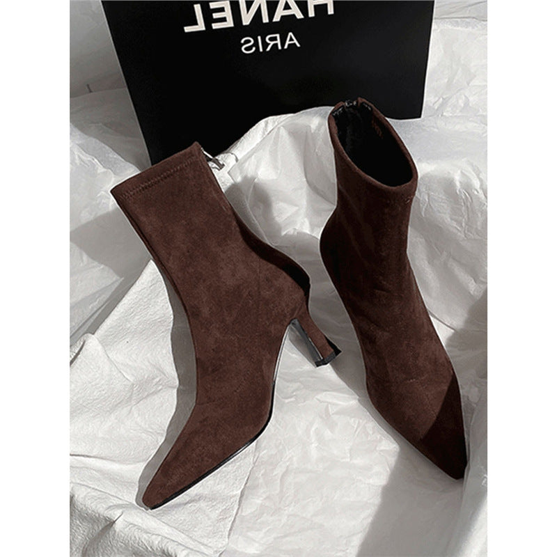 Damen spitz zulaufende Ankle-Boots aus Veloursleder mit sculpted Heel und schmalem Schaft – Varelle