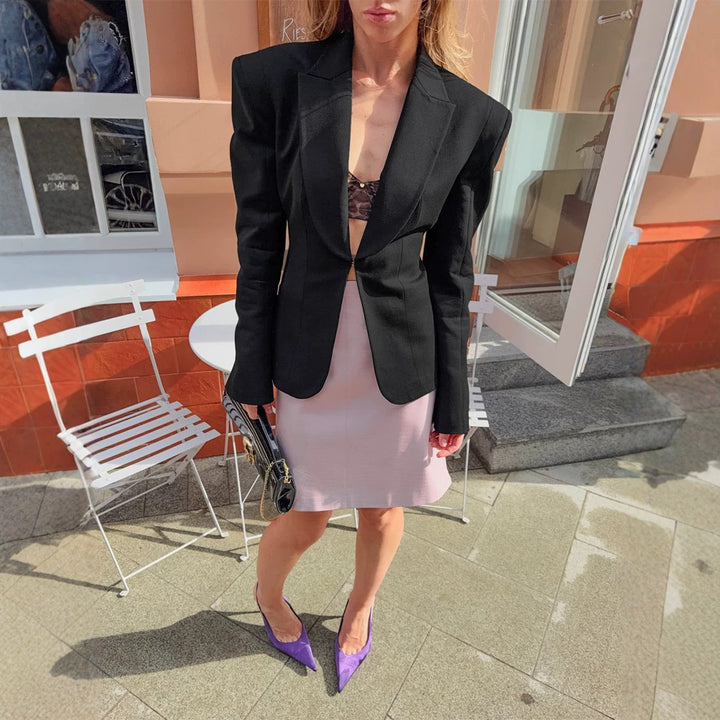 Damen Taillierter Blazer mit skulpturaler Schulter und Einhakenverschluss Echoarchiv