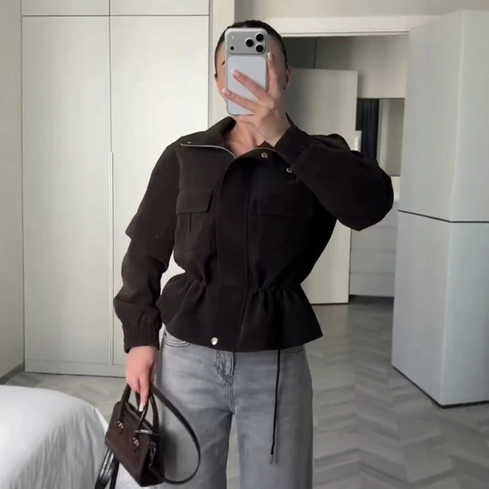 Damen Kurzjacke im Utility‑Stil mit Taillenzug und Stehkragen Echoarchiv