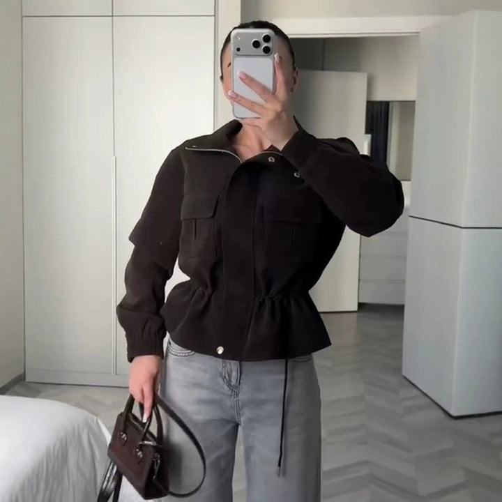 Damen Kurzjacke im Utility‑Stil mit Taillenzug und Stehkragen Echoarchiv