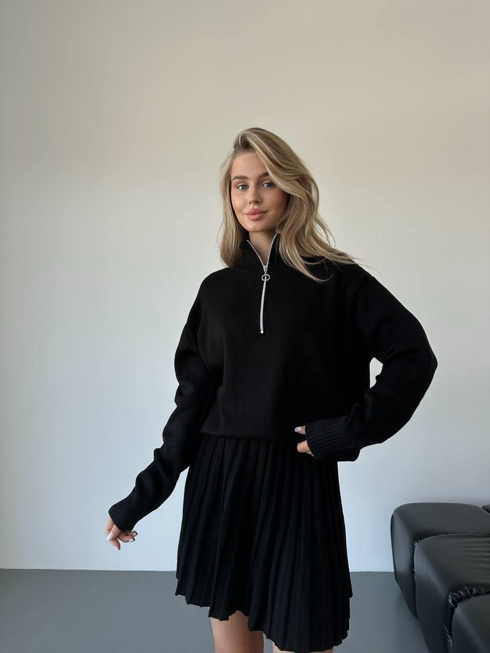 Damen gemütliches Strick-Set mit Reißverschluss-Pullover und plissiertem Rock – Élanora