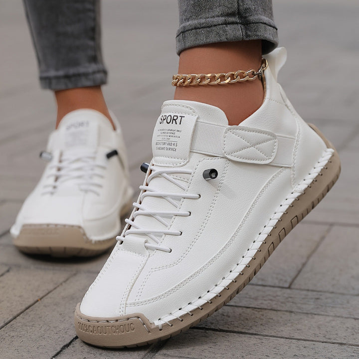 Herren Ledernachahmender Freizeit‑Sneaker mit Klettriemen, Mokassinnaht & profilierter Gummisohle Echoarchiv
