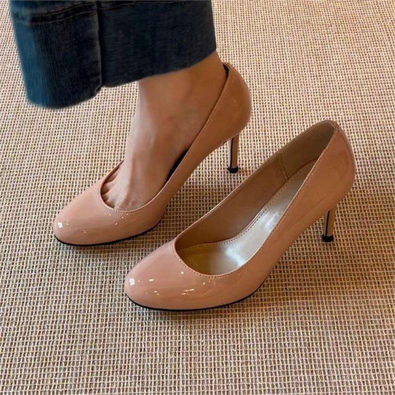 Damen Elegante Lack‑Pumps mit geschwungener Fersenlinie und mittelhohem Stiletto‑Absatz – Lioré